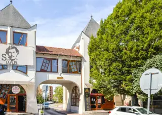 Na prenájom svetlý priestor na prvom poschodí, 58 m²…
