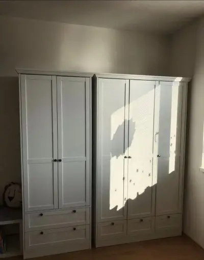 2-dielnu bielu šatníkovú skriňu IKEA
