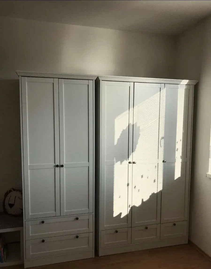 2-dielnu bielu šatníkovú skriňu IKEA