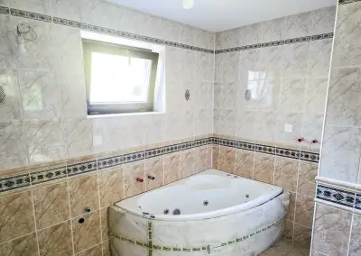 CHATA S POZEMKOM 8 031 M², VLASTNÝM JAZIERKOM A KÚSKOM LESA
