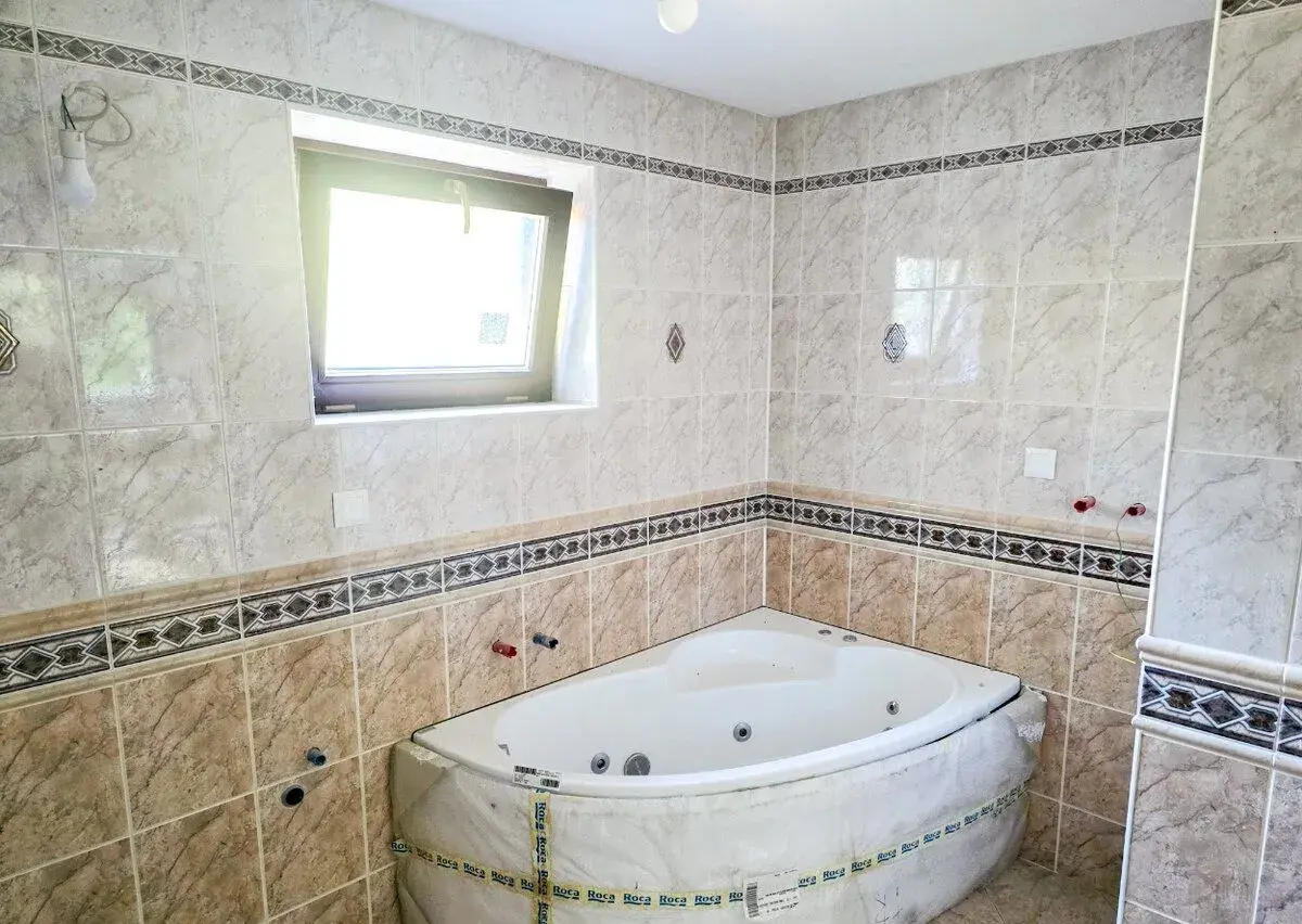 CHATA S POZEMKOM 8 031 M², VLASTNÝM JAZIERKOM A KÚSKOM LESA