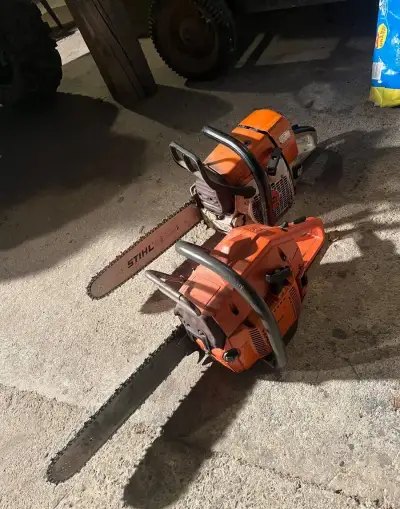 Motorová pila 1x STIHL, 1x Husquarna