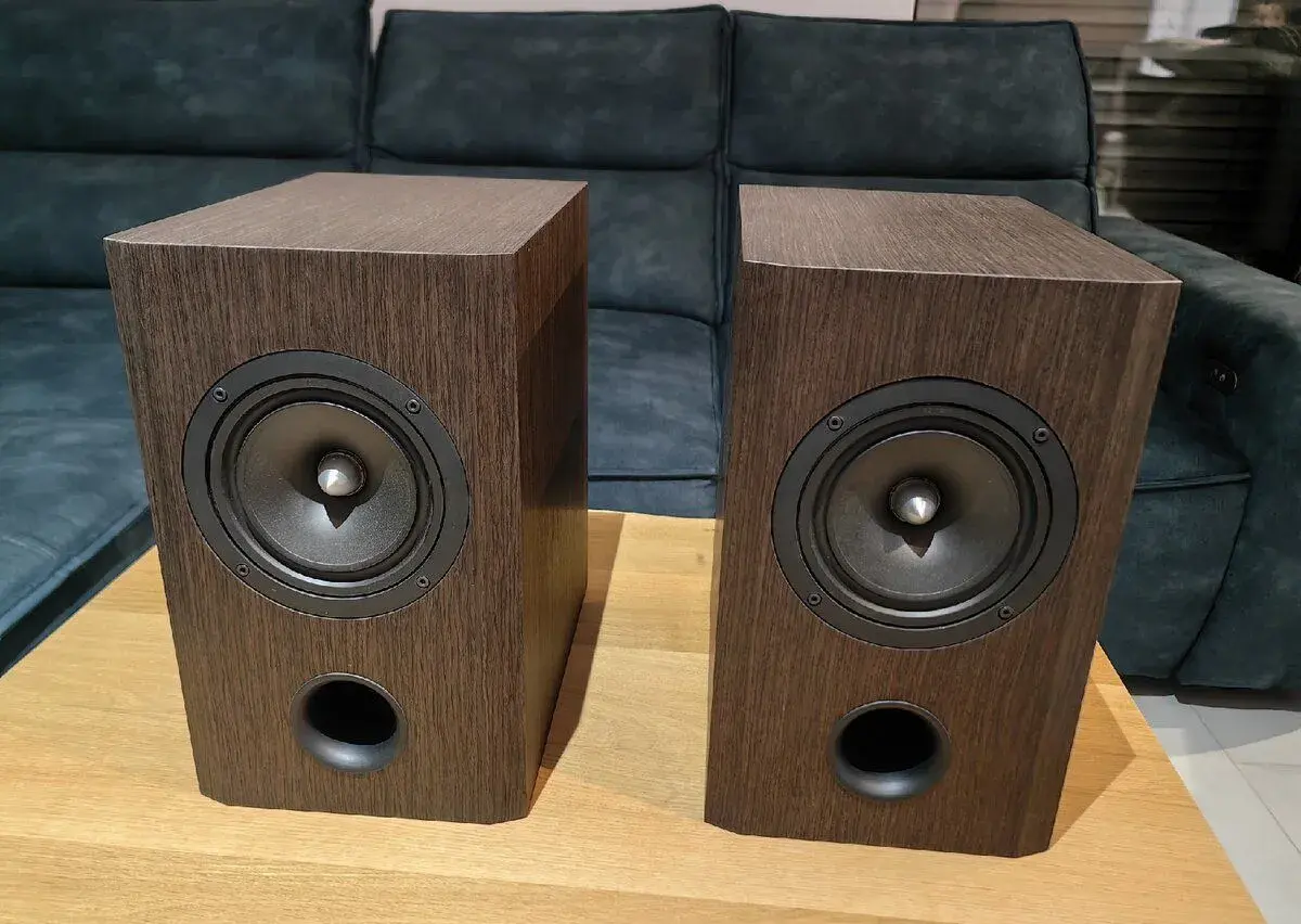 Omnes Audio Nr.5