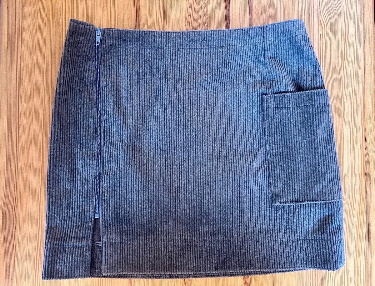 Menčestrová sukňa na zips, 140