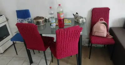 Stôl zo stoličkami