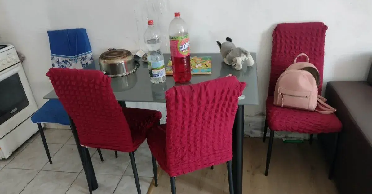 Stôl zo stoličkami