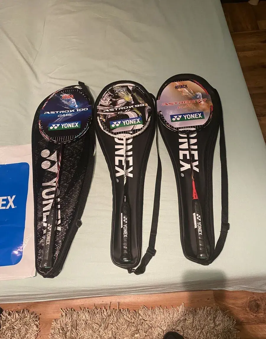Badmintonnové rakety značky Yonex ako sú na obrázku