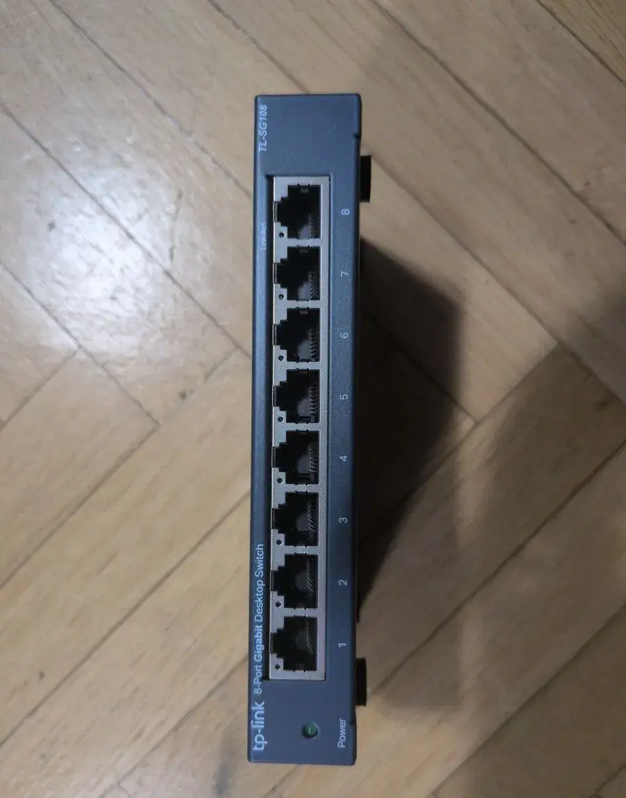 TP-link TL-SG108 8-port gigabit switch