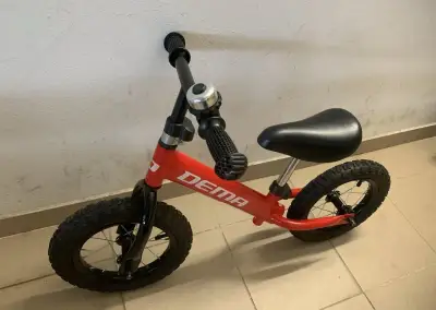 Odrážadlo DEMA 12" červené, nafukovacie kolesá, kovový rám