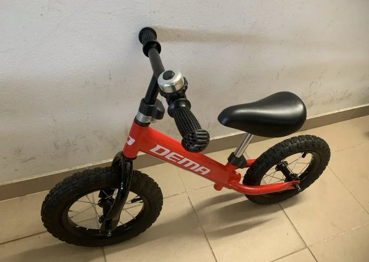 Odrážadlo DEMA 12" červené, nafukovacie kolesá, kovový rám