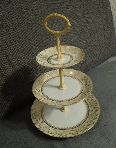 Porcelánový etažér 3 poschodový + náhradné taniere 2ks