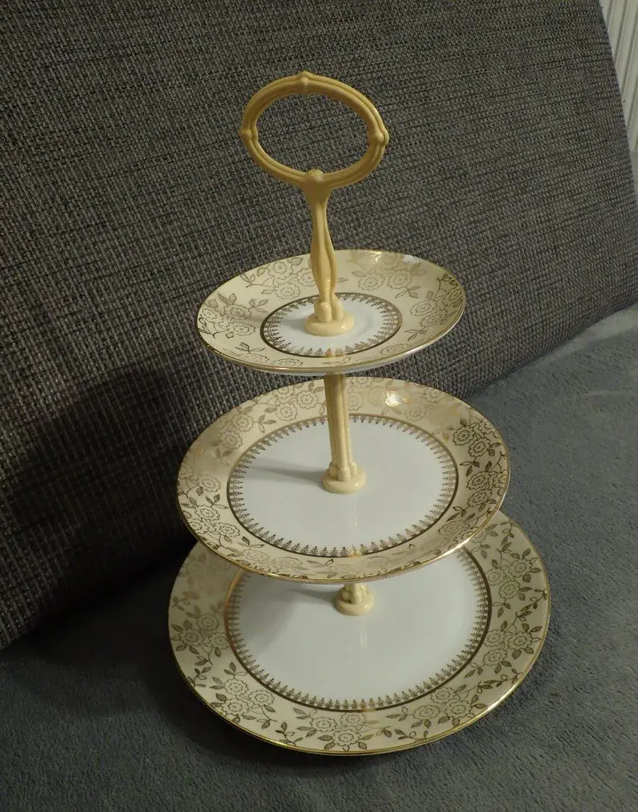 Porcelánový etažér 3 poschodový + náhradné taniere 2ks
