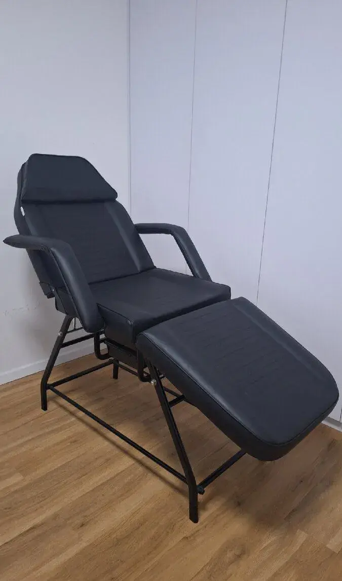 Kozmetické / tetovacie kreslo + otočná taburetka