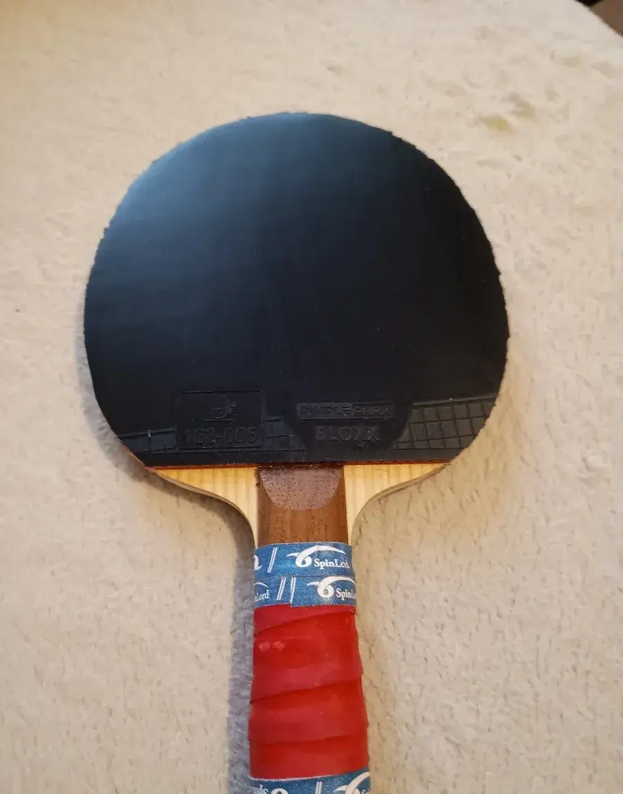 Stolnotenisovú raketu aketu