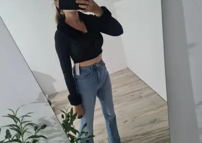 Čierny crop top s kožušinkou