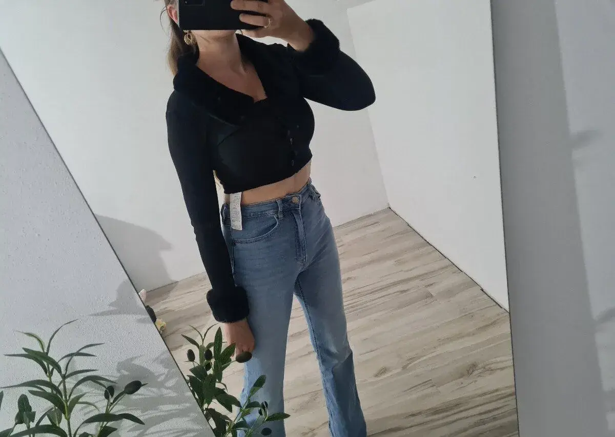 Čierny crop top s kožušinkou