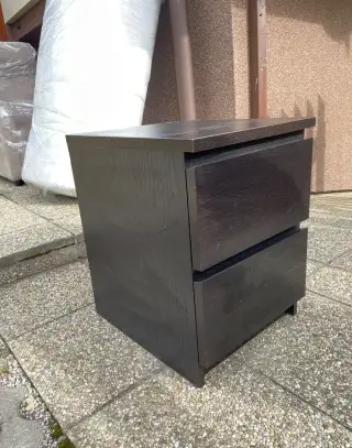 Čierny nočný stolík