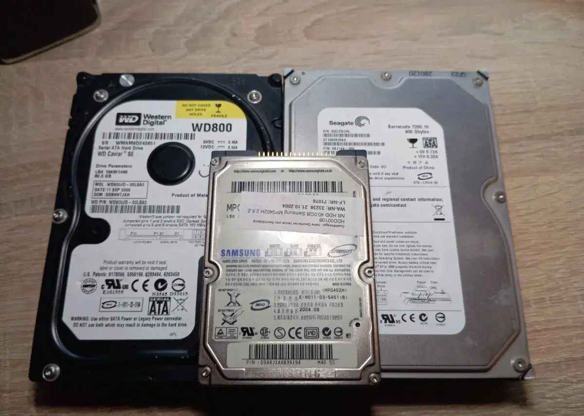 Pevné disky HDD (2x SATA, 1x IDE)