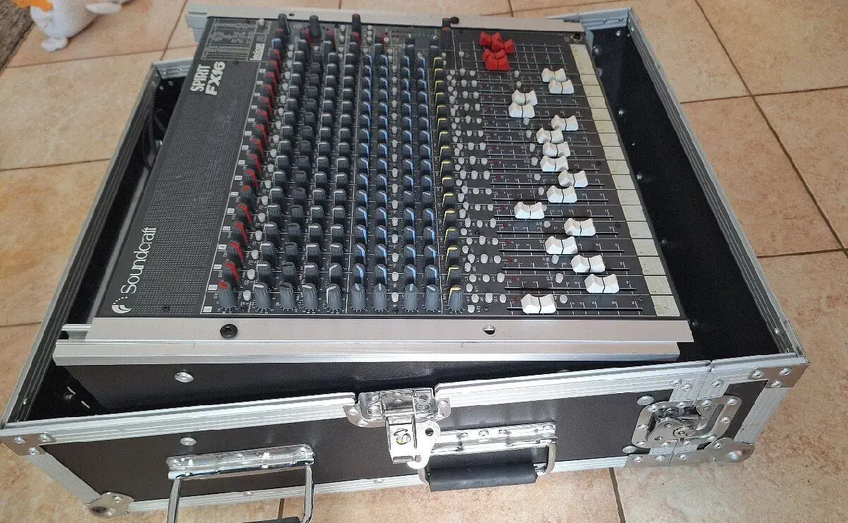 Soundcraft Spirit Fx16 + case