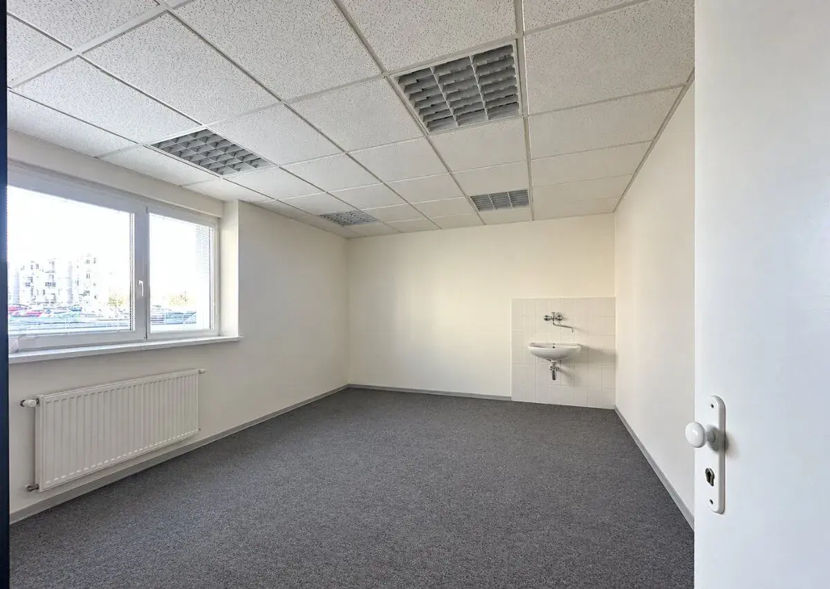 Svetlá a účelná kancelária ~20m² v modernom Business Centre