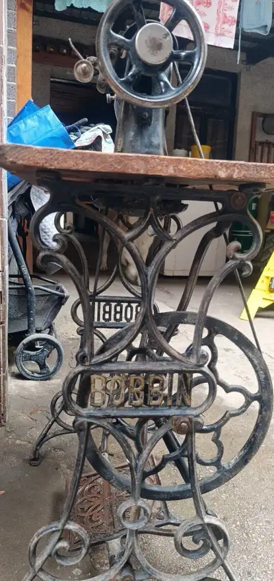 Šijací stroj starý