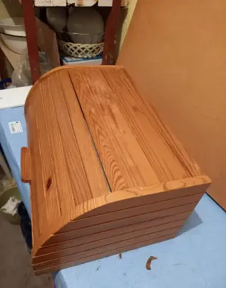 Dreveny box-chlebnik