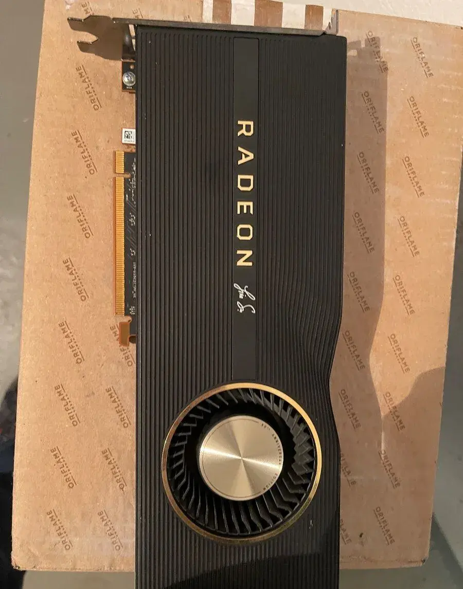 Zberateľskú kartu AMD Radeon RX 5700 XT 50th Annivers