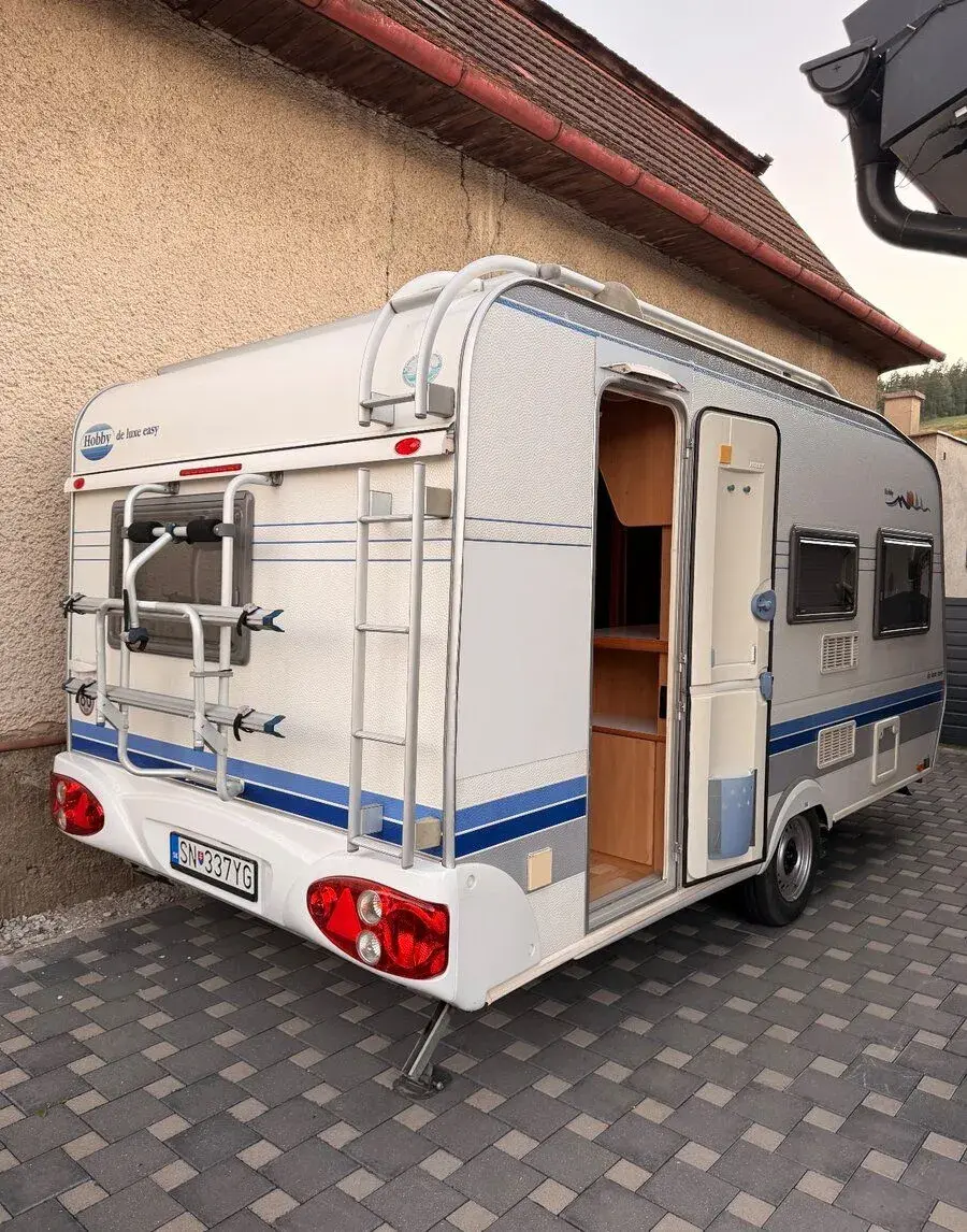 HOBBY DE LUXE EASY 2004 – STAV, SUCHÝ, BOHATÁ VÝBAVA