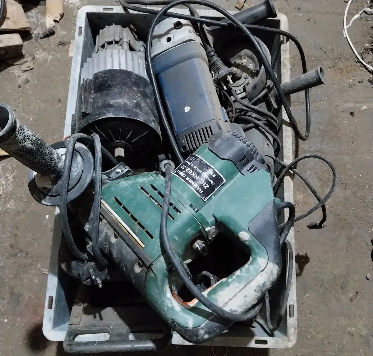 3 bedne s elektro naradim