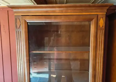 Rustikálnu knižnicu policovú skriňu.