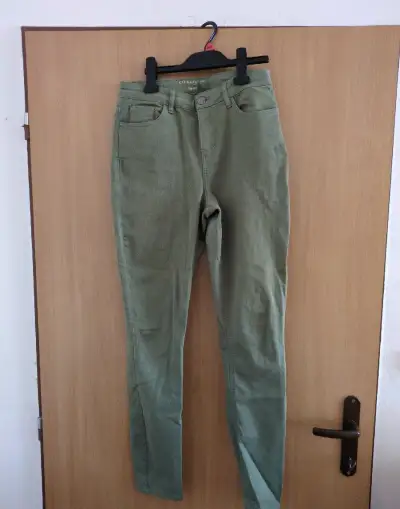 Khaki nohavice