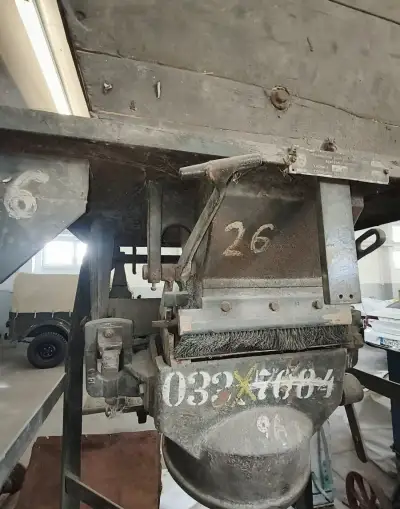 Historickú automatickú obilnú váhu.
