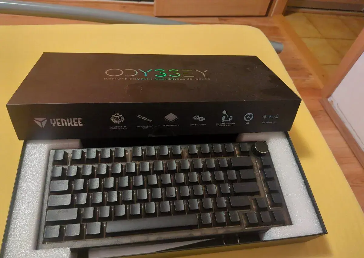 YKB 30 ODYSSEY Hotswap kompaktná mechanická RGB klávesnica