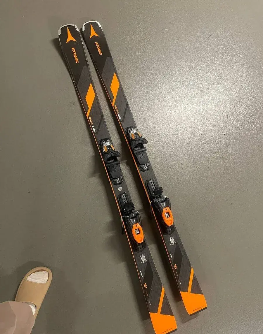Atomic Redster Q Pro 161 cm – 1 ks v poriadku + 1 ks zlomená