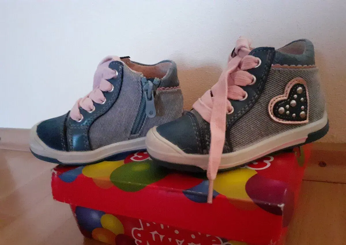 Dievčenské tenisky/topánky ako nové
