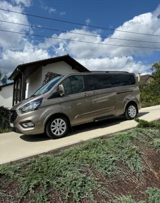 Prenájom 8 Miestne auto. Ford