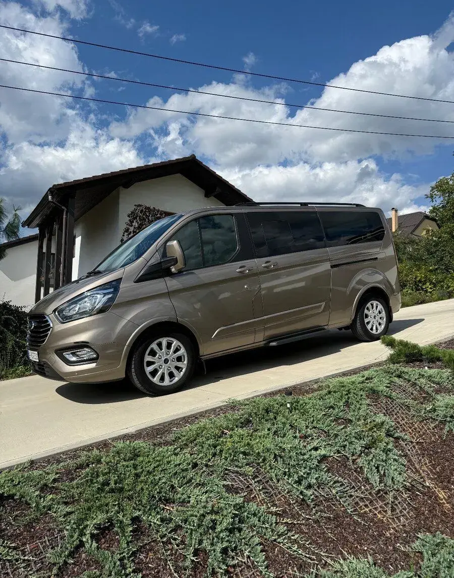 Prenájom 8 Miestne auto. Ford
