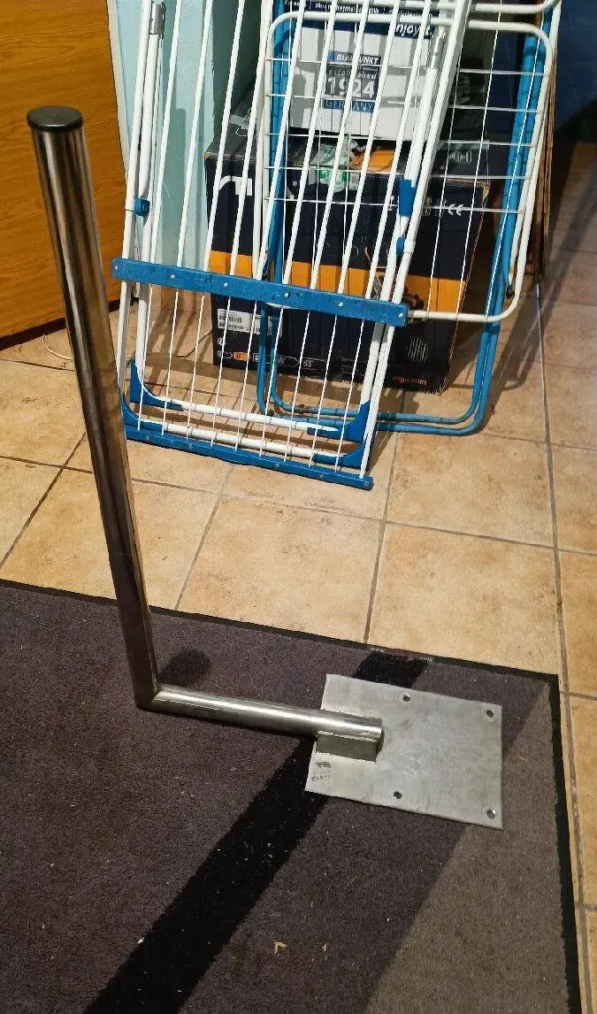 Satelitná konzola na plochú strechu