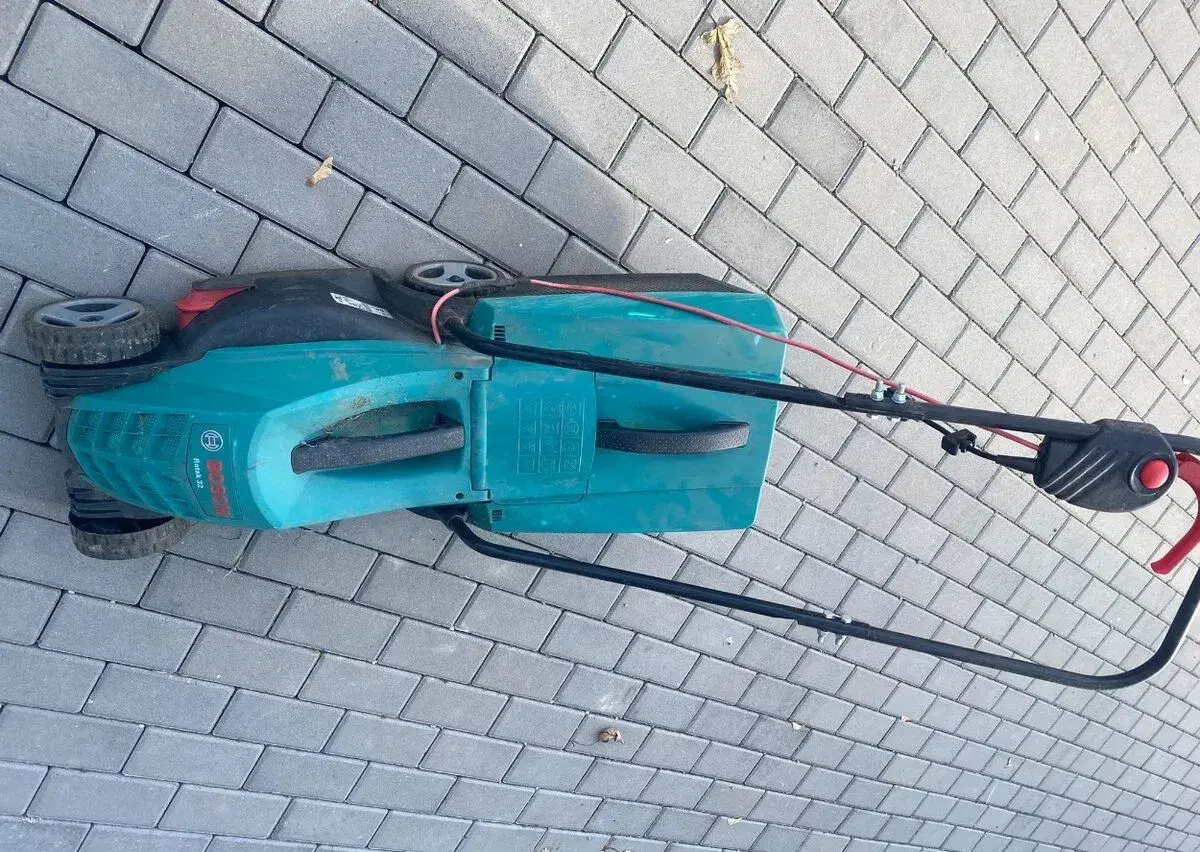 Elektrická kosačka Bosch Rotak 32 (na opravu / náhradné diel
