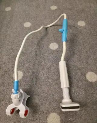 Nastavitelny stojan na baby monitor