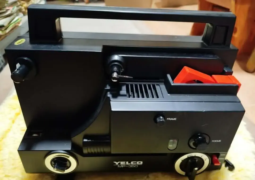 Starý filmový Projektor YELCO MP-350--prístroj je zo