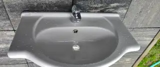 Umývadlo spolu s batériou