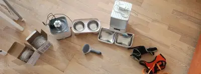 Automatický záchod pre mačky spolu s príslušenstvom.