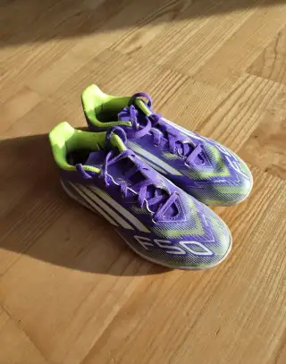 ADIDAS F50 Club futsalové halovky, 33