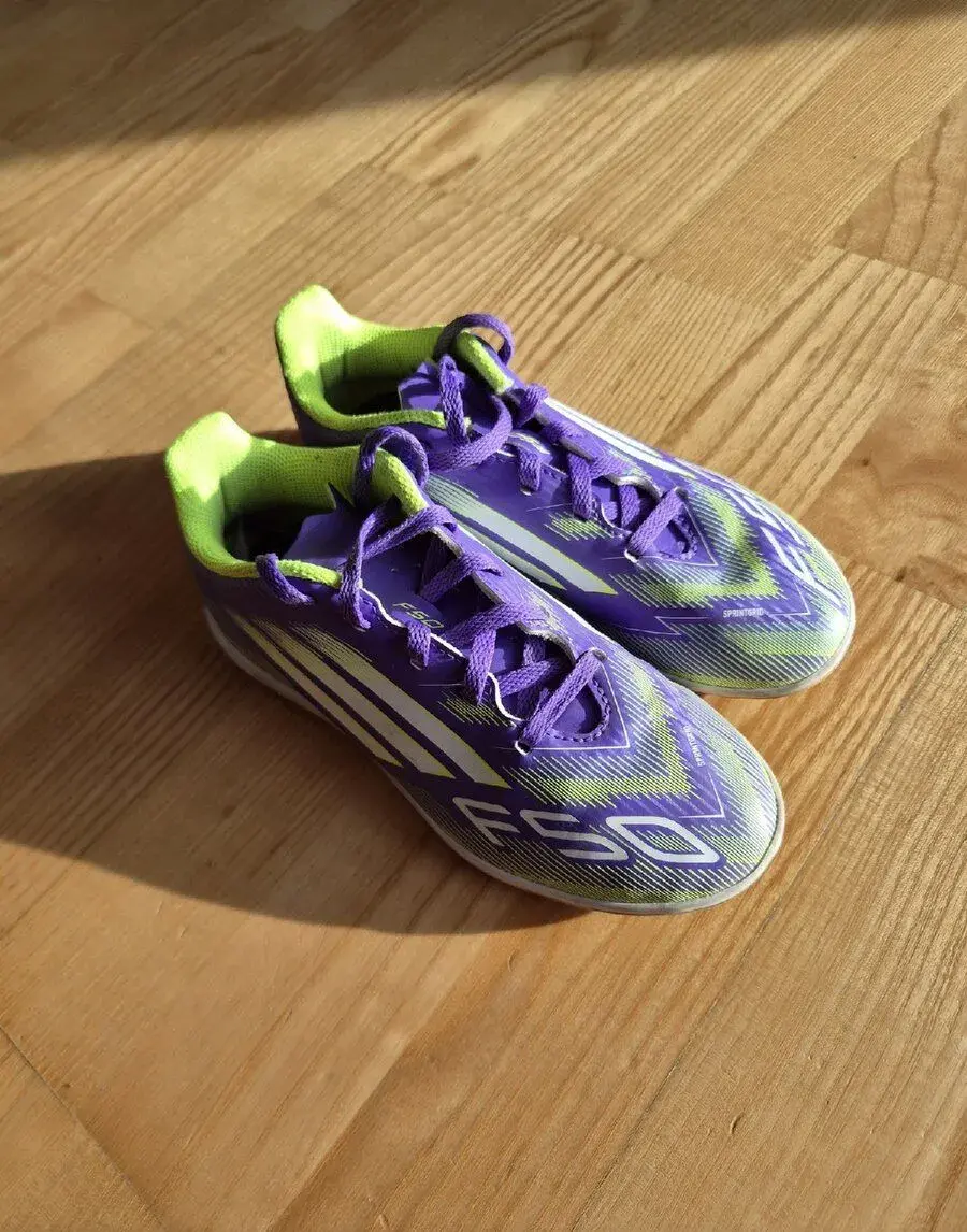 ADIDAS F50 Club futsalové halovky, 33