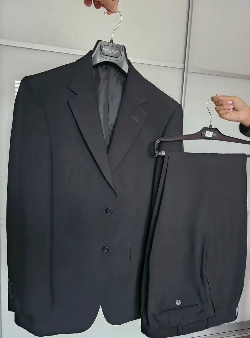 Čierny oblek CARLO CECCI pre pána (veľkosť 50)