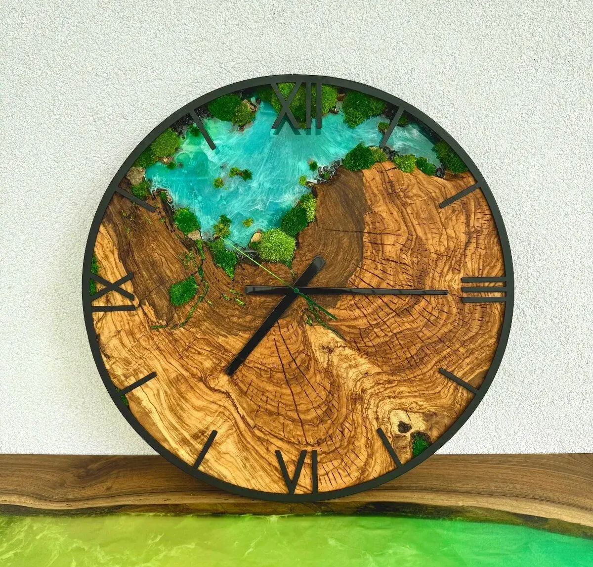 Machove hodiny s drevom s epoxidom 60cm olivove drevene