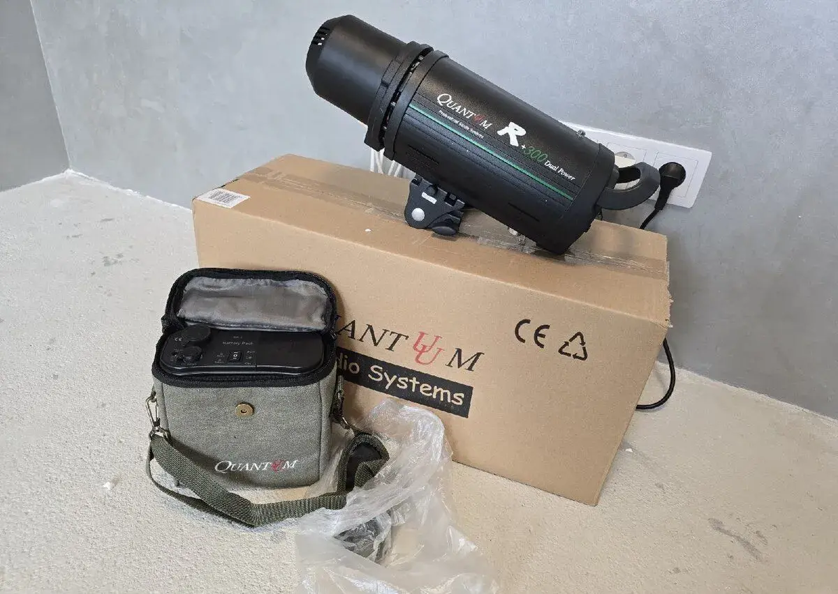 Štúdiový záblesk Quantuum (Quadralite) R+300 Dual Power