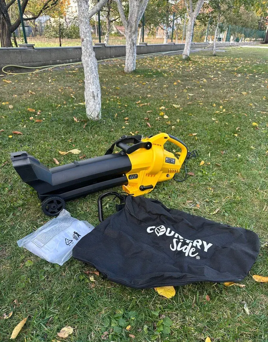 elektrický vysávač a fúkač lístia