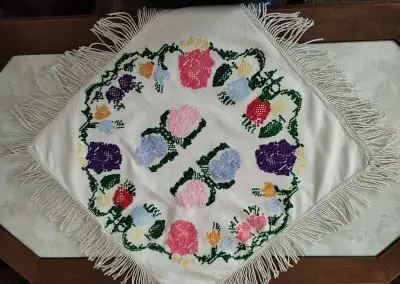 Vyšívané obrusy, závesy a zástera